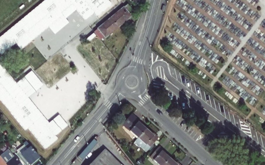 Vue aérienne du Rond-point anonyme n°669527830