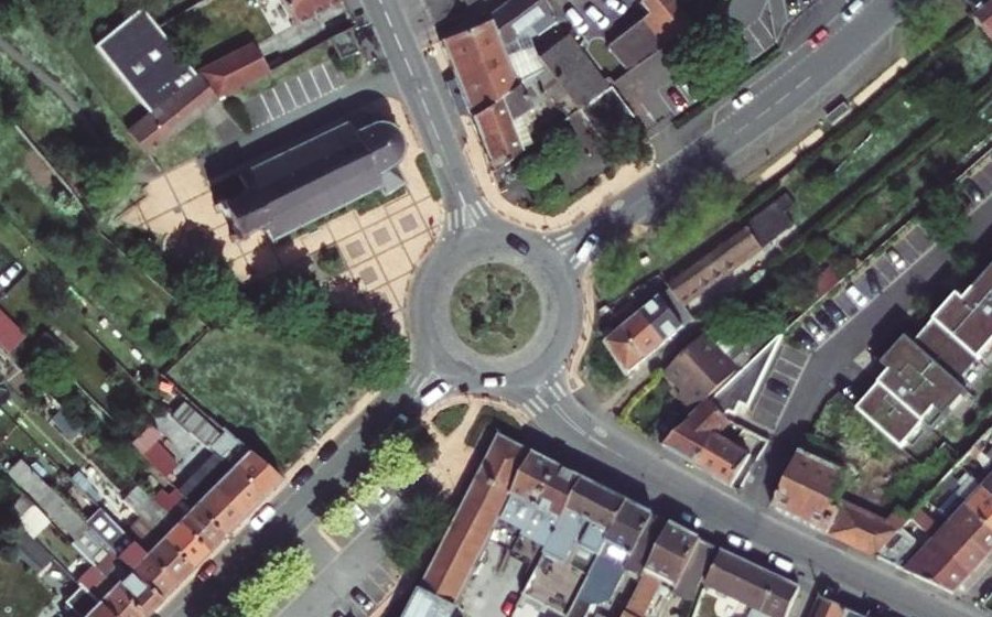 Vue aérienne du Rond-point anonyme n°669527835