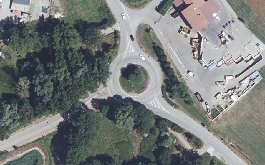 Vue aérienne du Rond-point anonyme n°669552648