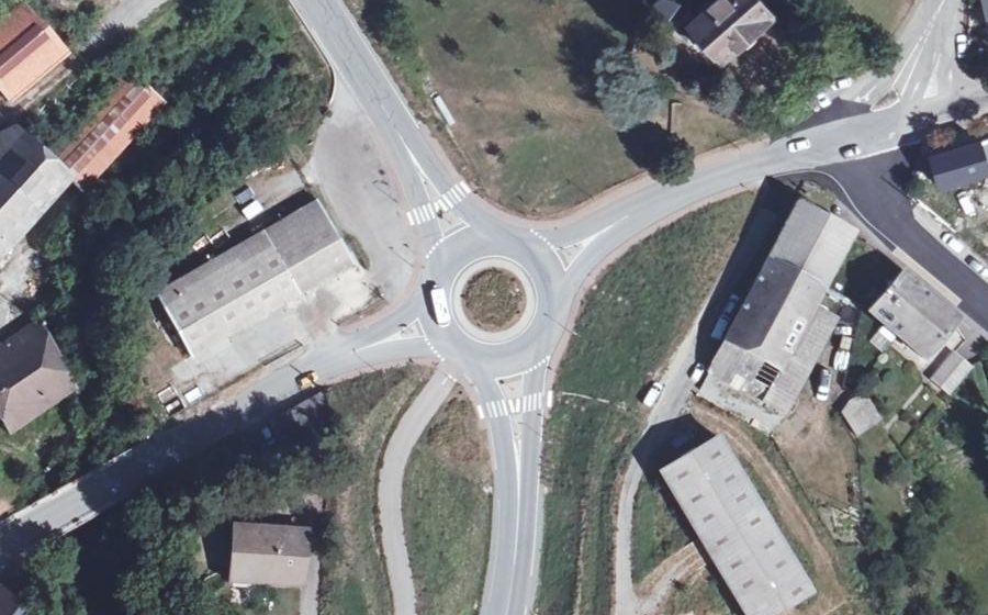 Vue aérienne du Rond-point anonyme n°669552653