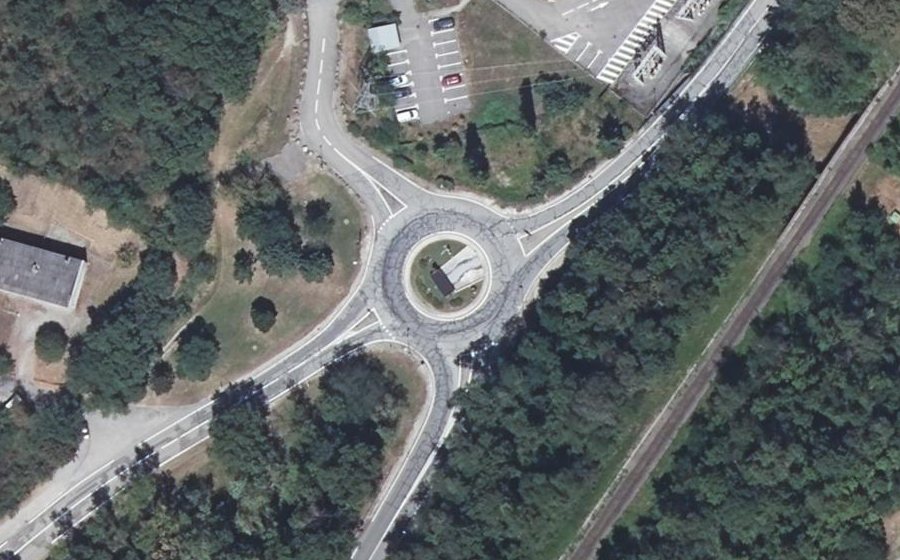 Vue aérienne du Rond-point anonyme n°669556181