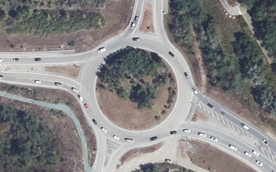 Vue aérienne du Rond-point anonyme n°669556182
