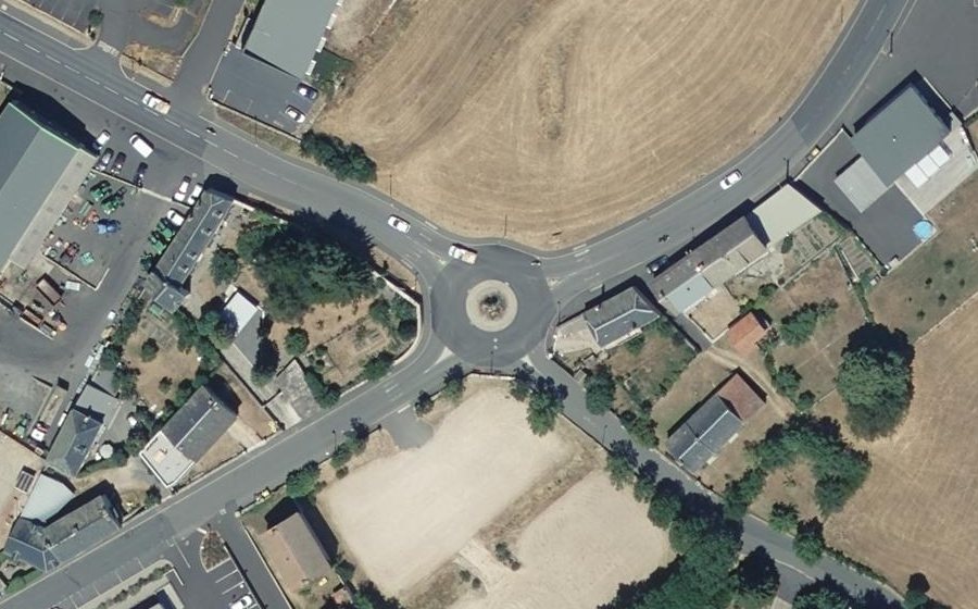 Vue aérienne du Rond-point anonyme n°669583921