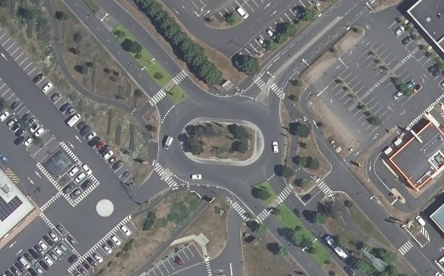 Vue aérienne du Rond-point anonyme n°669592804