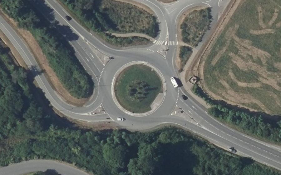 Vue aérienne du Rond-point anonyme n°669635499