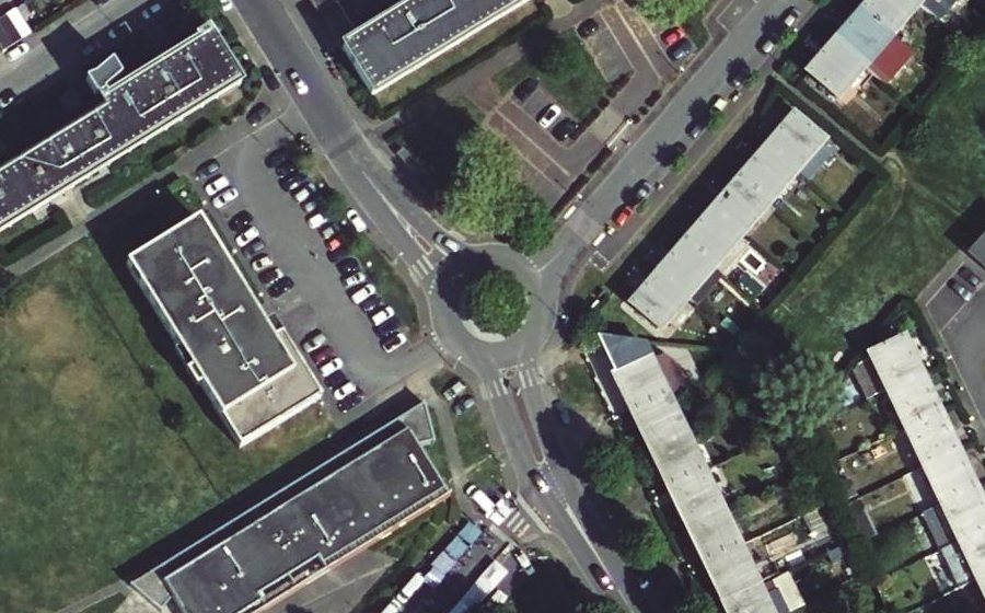 Vue aérienne du Rond-point anonyme n°669787772