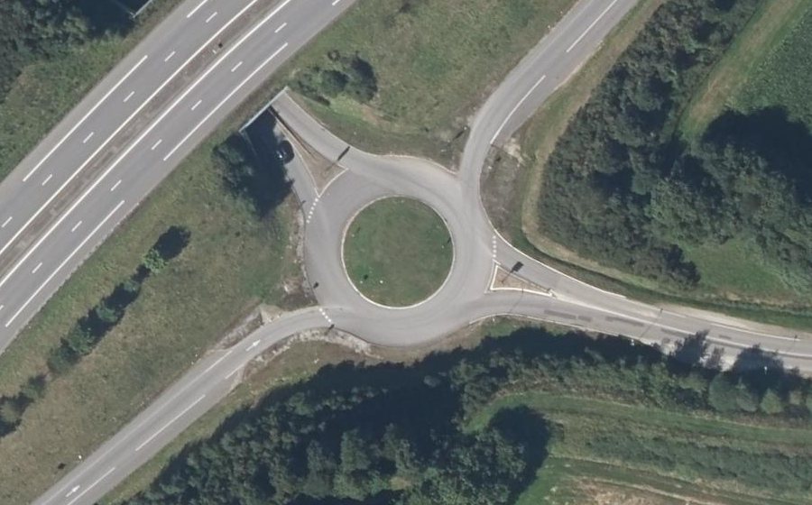 Vue aérienne du Rond-point anonyme n°669816632