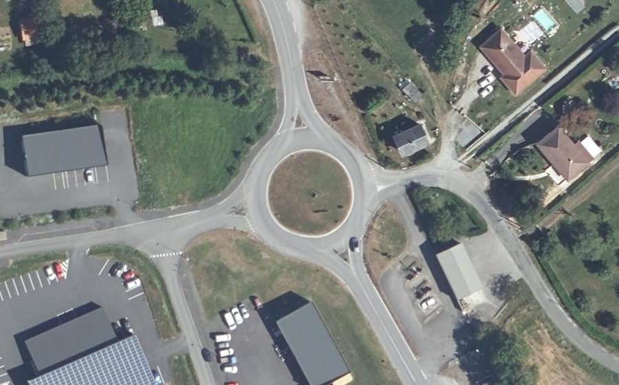Vue aérienne du Rond-point anonyme n°670187747