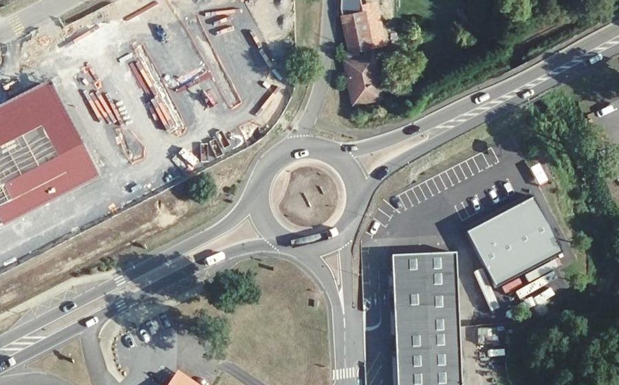 Vue aérienne du Rond-point anonyme n°670220234