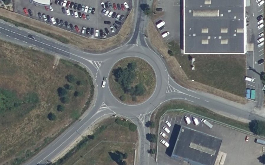Vue aérienne du Rond-point anonyme n°67040853