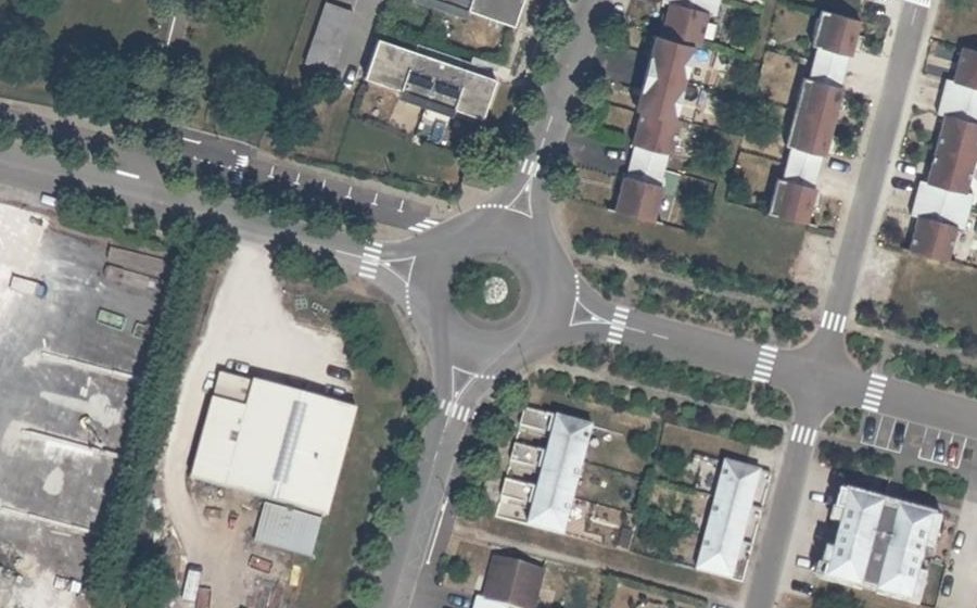 Vue aérienne du Rond-point anonyme n°67058162