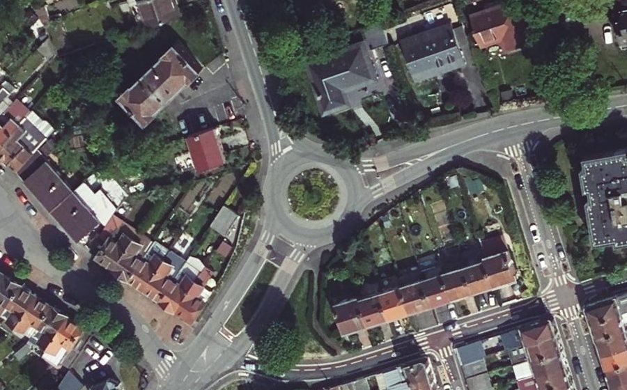 Vue aérienne du Rond-point anonyme n°670599434