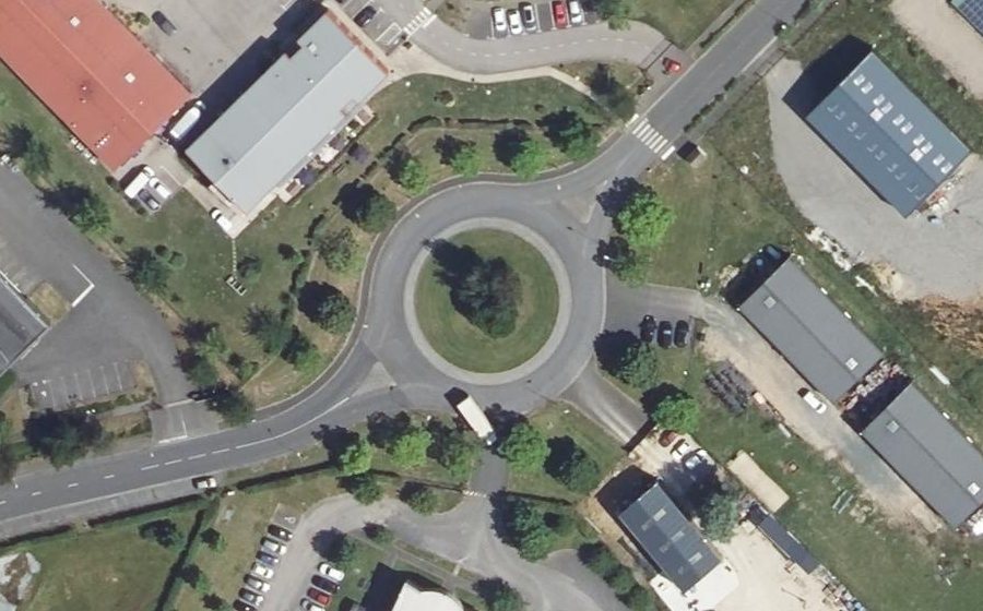 Vue aérienne du Rond-point anonyme n°670680372
