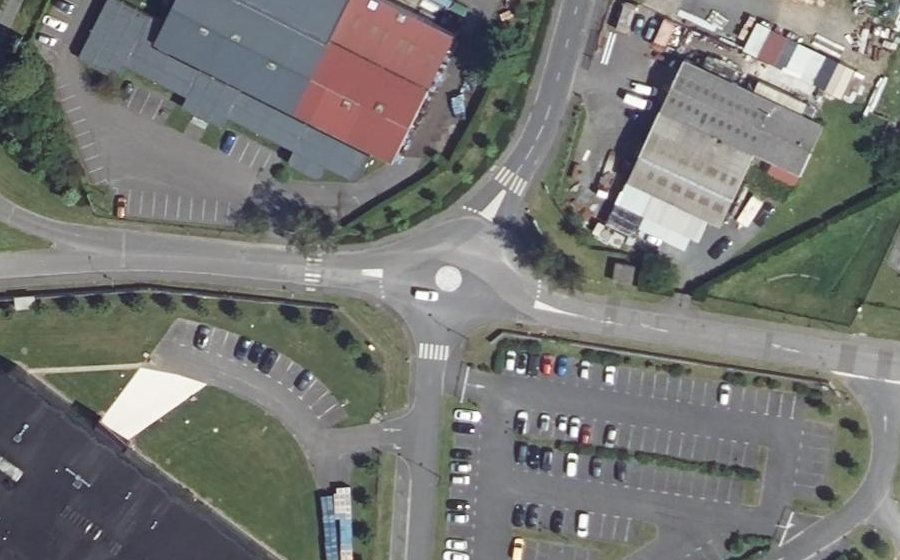 Vue aérienne du Rond-point anonyme n°670709349