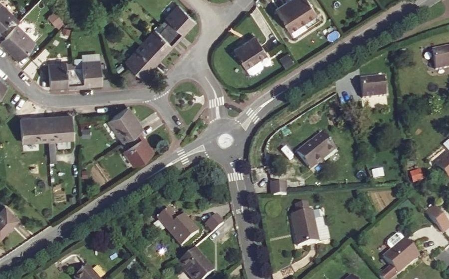 Vue aérienne du Rond-point anonyme n°670717043