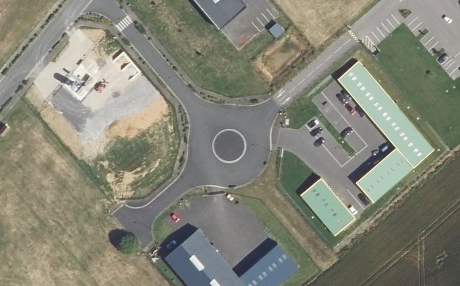 Vue aérienne du Rond-point anonyme n°670732391