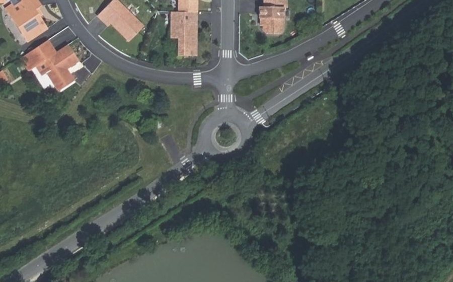 Vue aérienne du Rond-point anonyme n°67073943