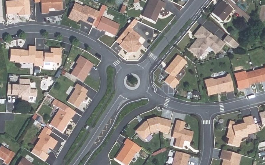 Vue aérienne du Rond-point anonyme n°67073946