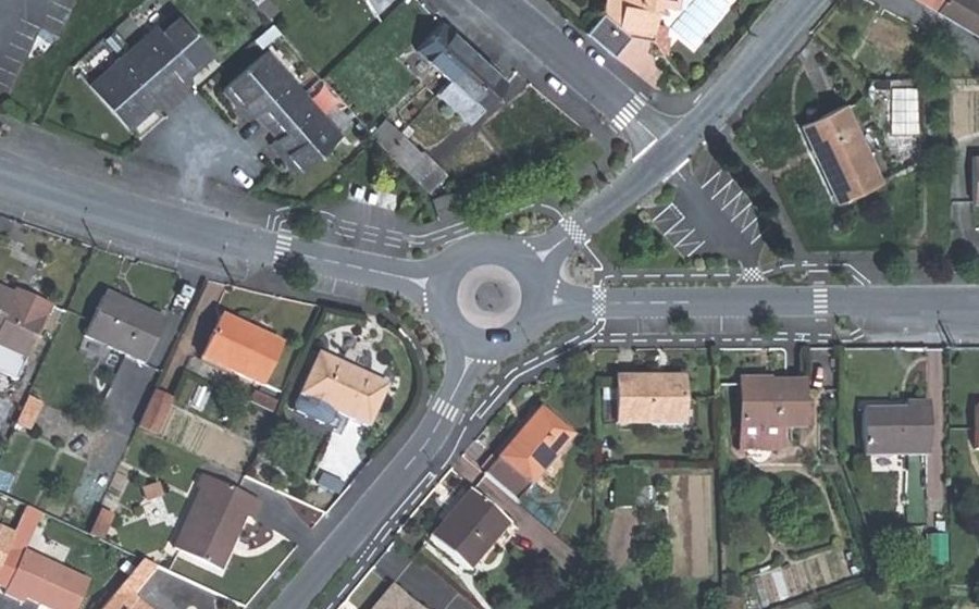 Vue aérienne du Rond-point anonyme n°67073990