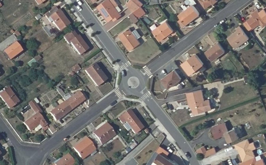 Vue aérienne du Rond-point anonyme n°670828051