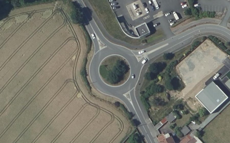 Vue aérienne du Rond-point anonyme n°67086920