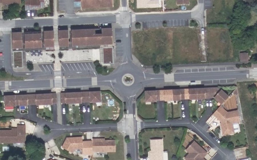 Vue aérienne du Rond-point anonyme n°670870163
