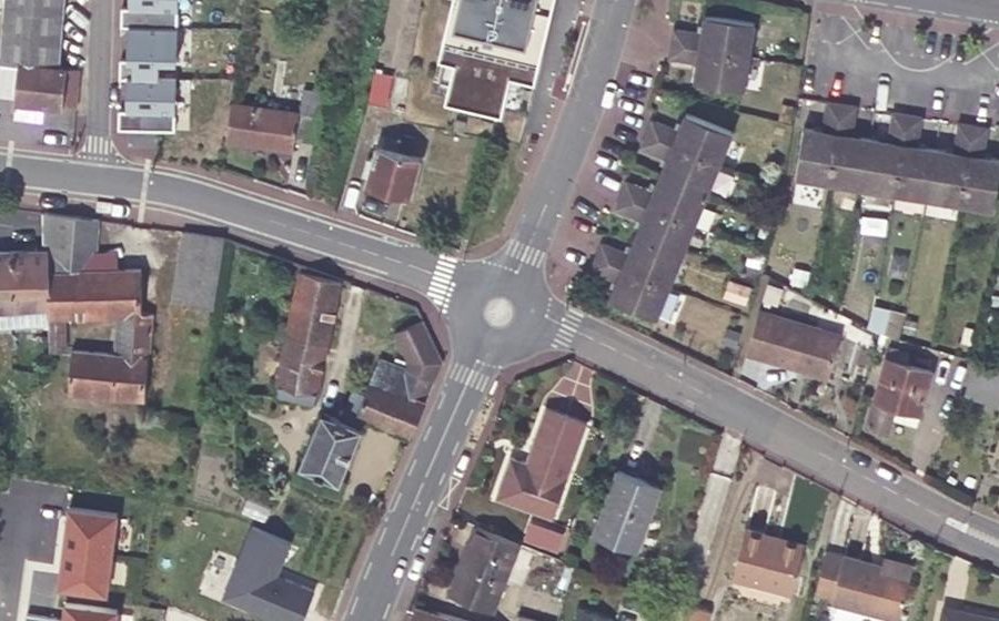 Vue aérienne du Rond-point anonyme n°670952440