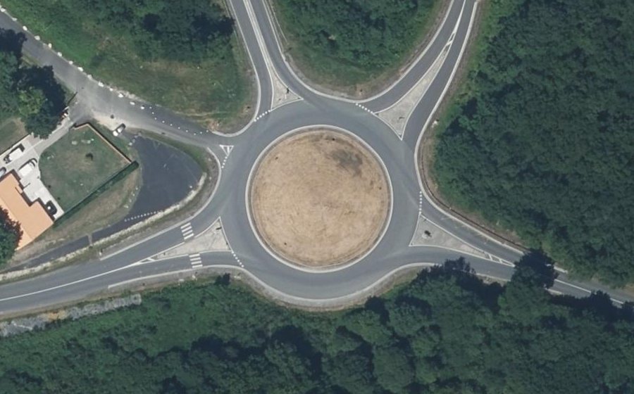Vue aérienne du Rond-point anonyme n°67095441