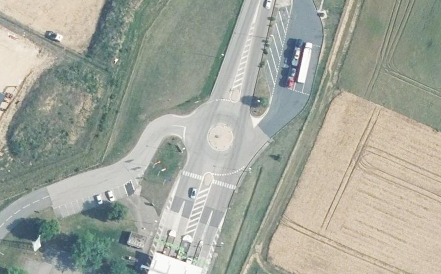 Vue aérienne du Rond-point anonyme n°670993269