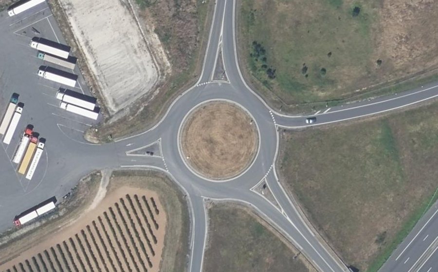 Vue aérienne du Rond-point anonyme n°67103802