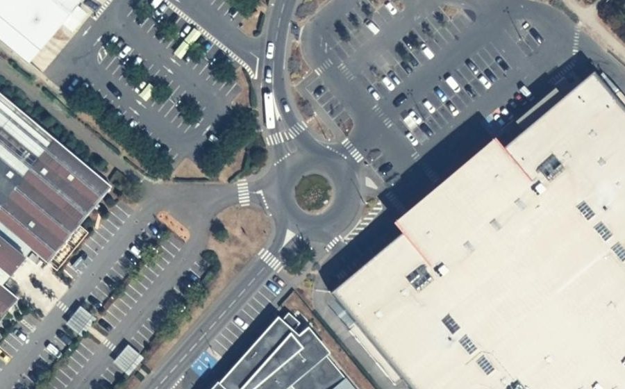 Vue aérienne du Rond-point anonyme n°67105739