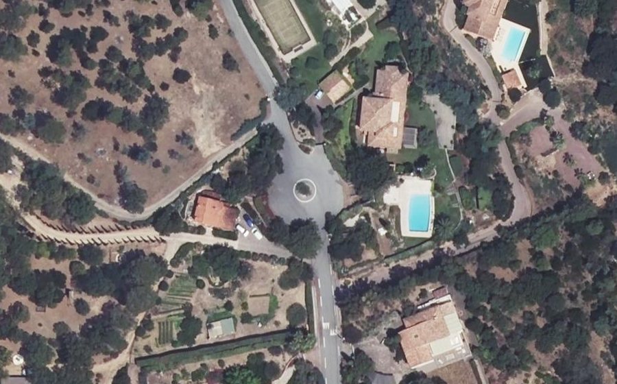 Vue aérienne du Rond-point anonyme n°671074545