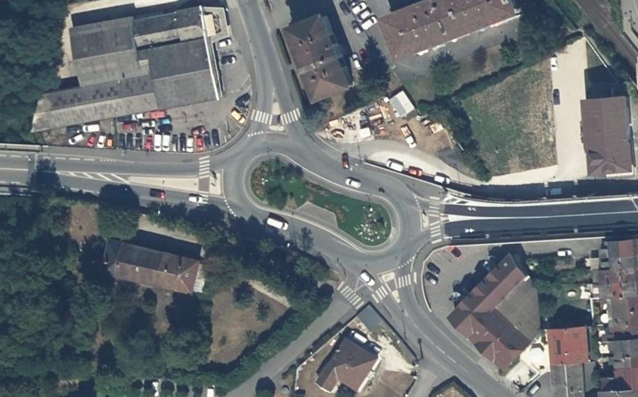 Vue aérienne du Rond-point anonyme n°671075629