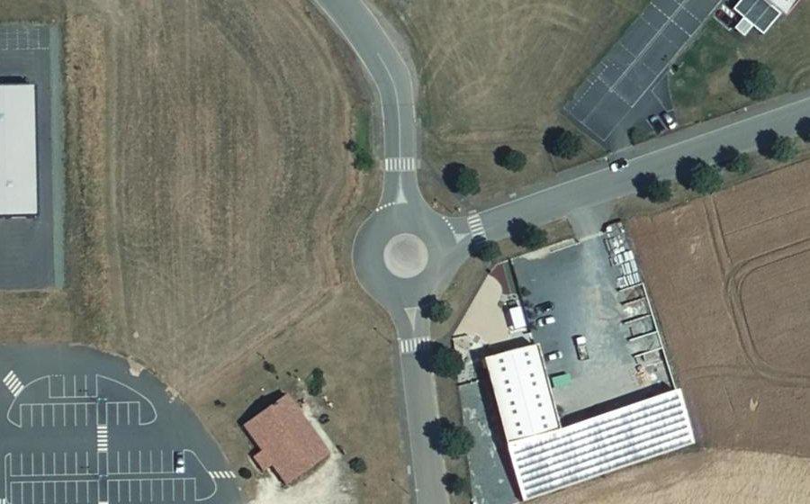 Vue aérienne du Rond-point anonyme n°671125385