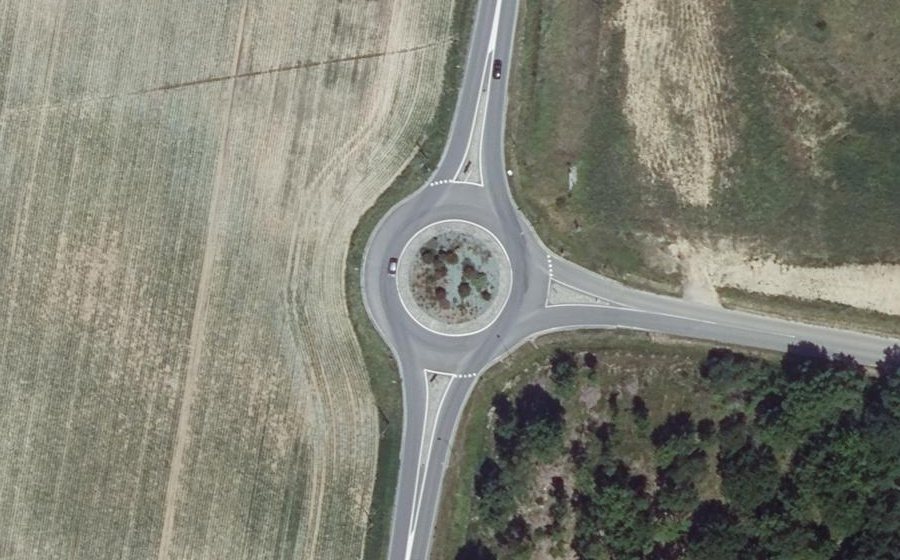 Vue aérienne du Rond-point anonyme n°671210556