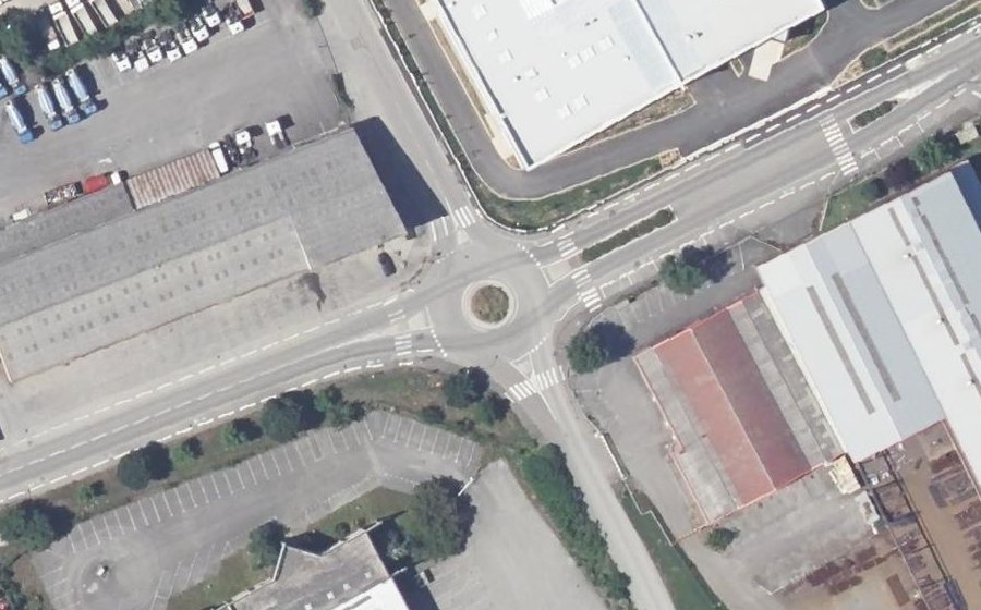 Vue aérienne du Rond-point anonyme n°671295328