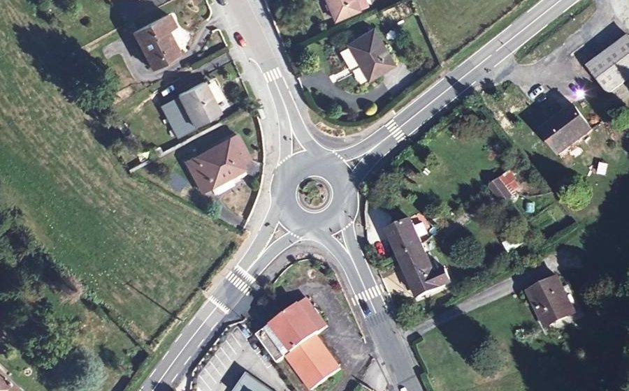 Vue aérienne du Rond-point anonyme n°671361620