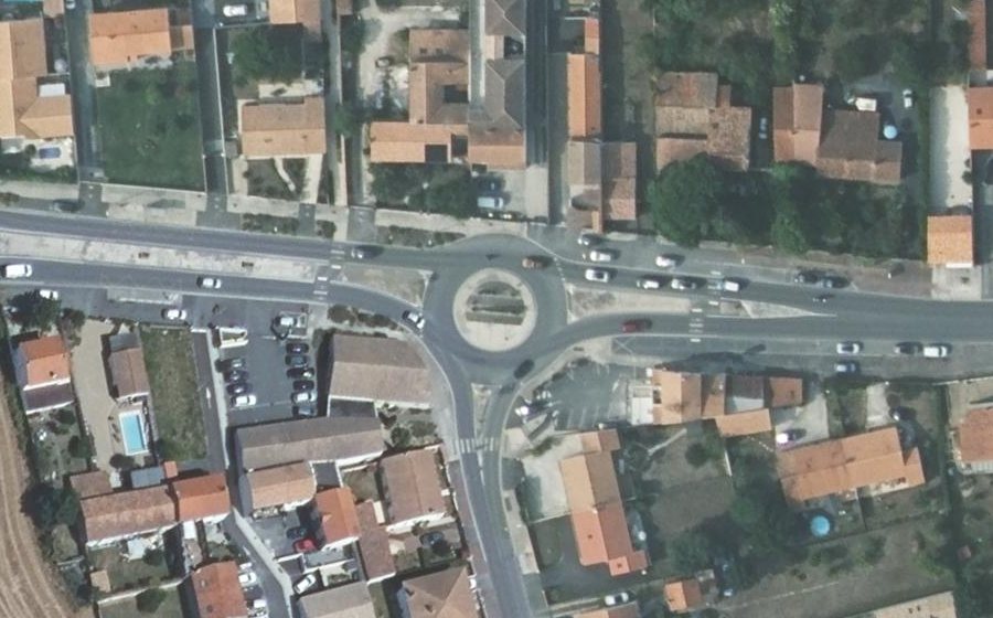 Vue aérienne du Rond-point anonyme n°671412452