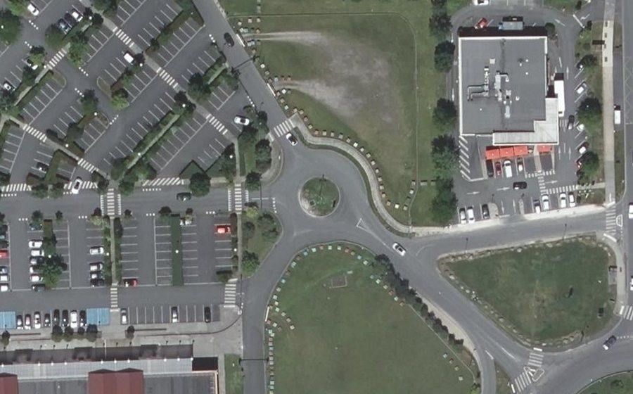 Vue aérienne du Rond-point anonyme n°67144238