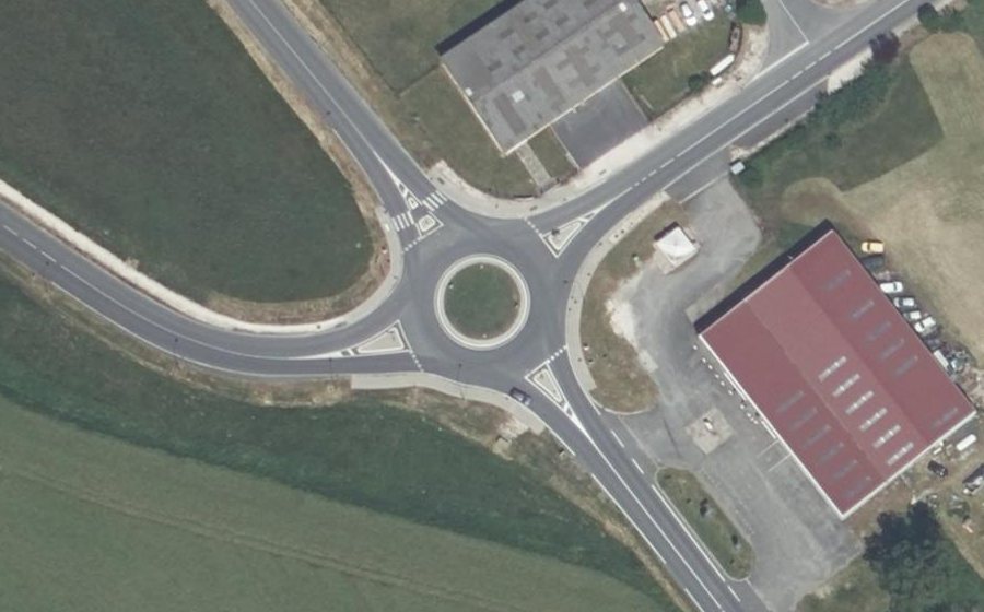 Vue aérienne du Rond-point anonyme n°671515963