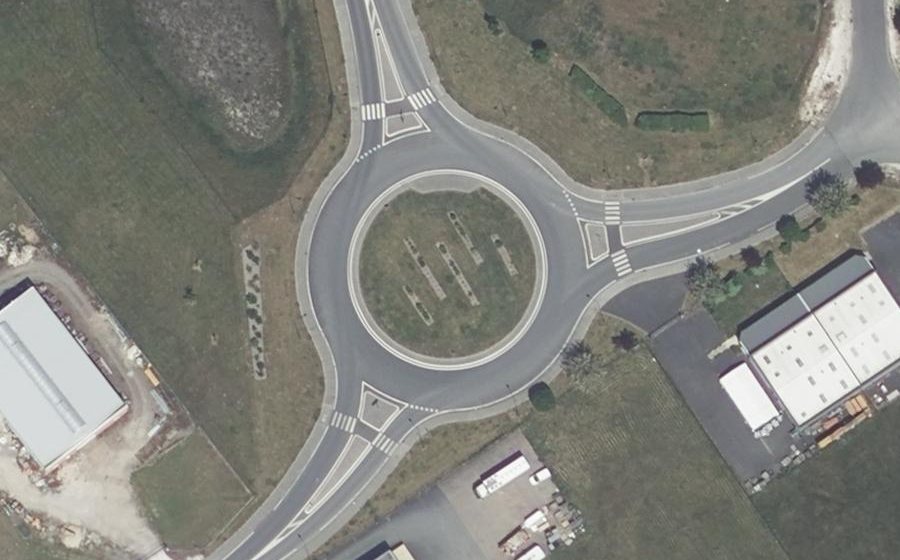 Vue aérienne du Rond-point anonyme n°671558651