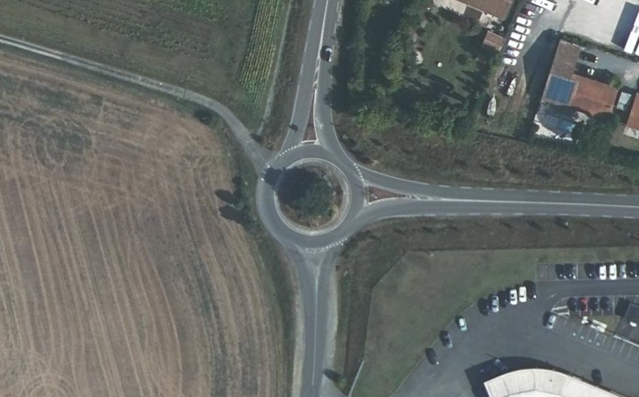 Vue aérienne du Rond-point anonyme n°671809757