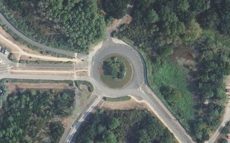 Vue aérienne du Rond-point anonyme n°671832202