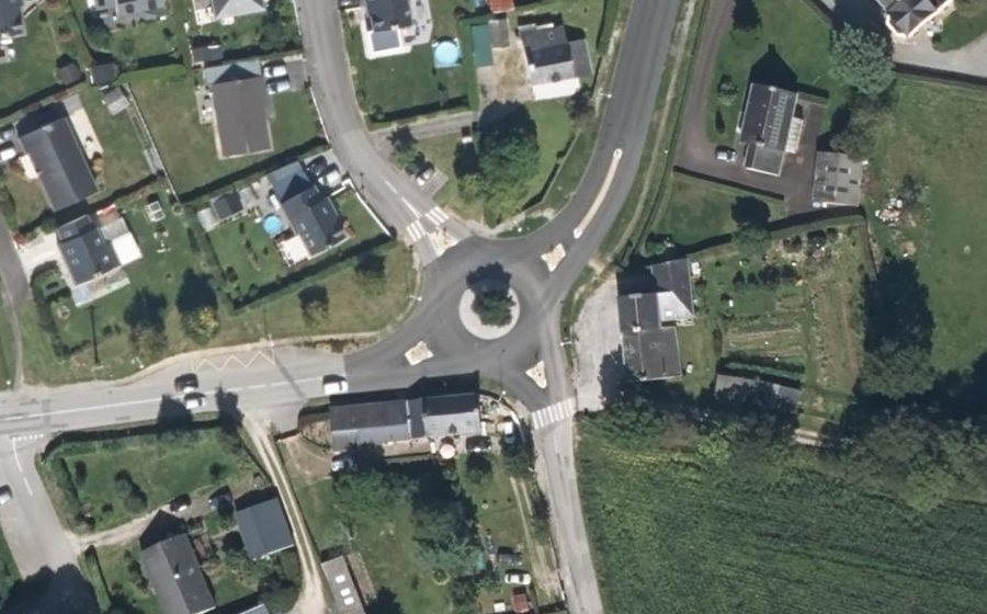 Vue aérienne du Rond-point anonyme n°671922145