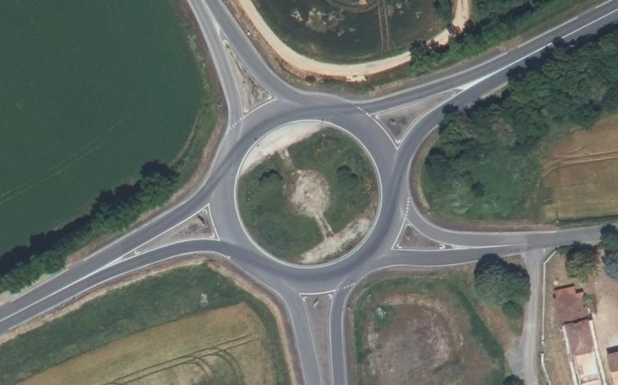 Vue aérienne du Rond-point anonyme n°67197426