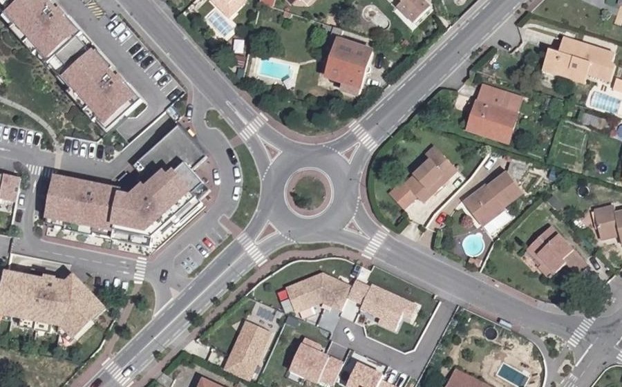 Vue aérienne du Rond-point anonyme n°671997976