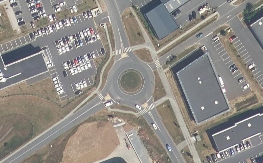 Vue aérienne du Rond-point anonyme n°672130263