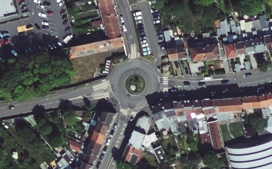 Vue aérienne du Rond-point anonyme n°672310678