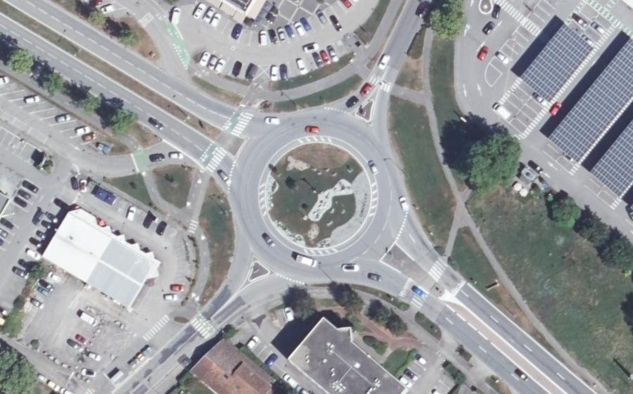 Vue aérienne du Rond-point anonyme n°672359716