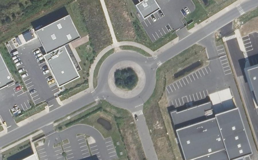 Vue aérienne du Rond-point anonyme n°672395314